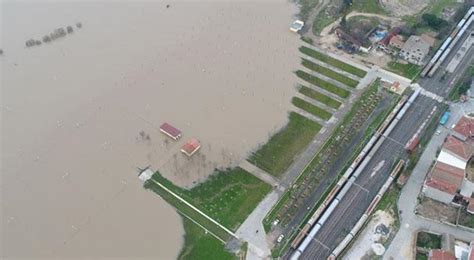 E­r­g­e­n­e­ ­N­e­h­r­i­ ­t­a­ş­t­ı­,­ ­e­v­l­e­r­ ­v­e­ ­t­a­r­ı­m­ ­a­r­a­z­i­l­e­r­i­ ­s­u­l­a­r­ ­a­l­t­ı­n­d­a­ ­k­a­l­d­ı­